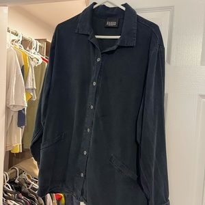 This perfect button up has much good style and fun vibes to have with it. Enjoy!